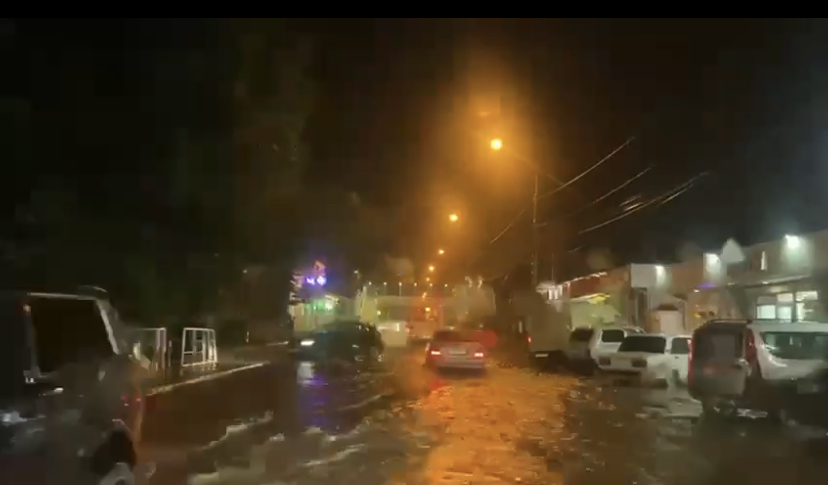 В Сочи сильный ливень подтопил дороги