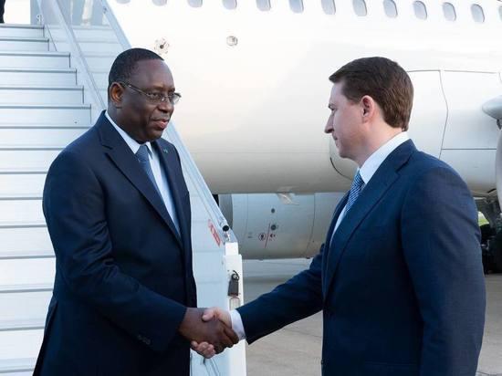 Мэр Сочи встретил президента Сенегала у трапа самолёта