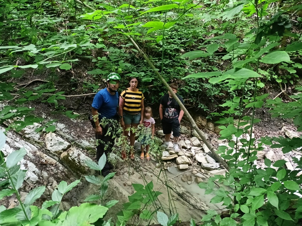 В Сочи заблудилась семья по пути к водопаду