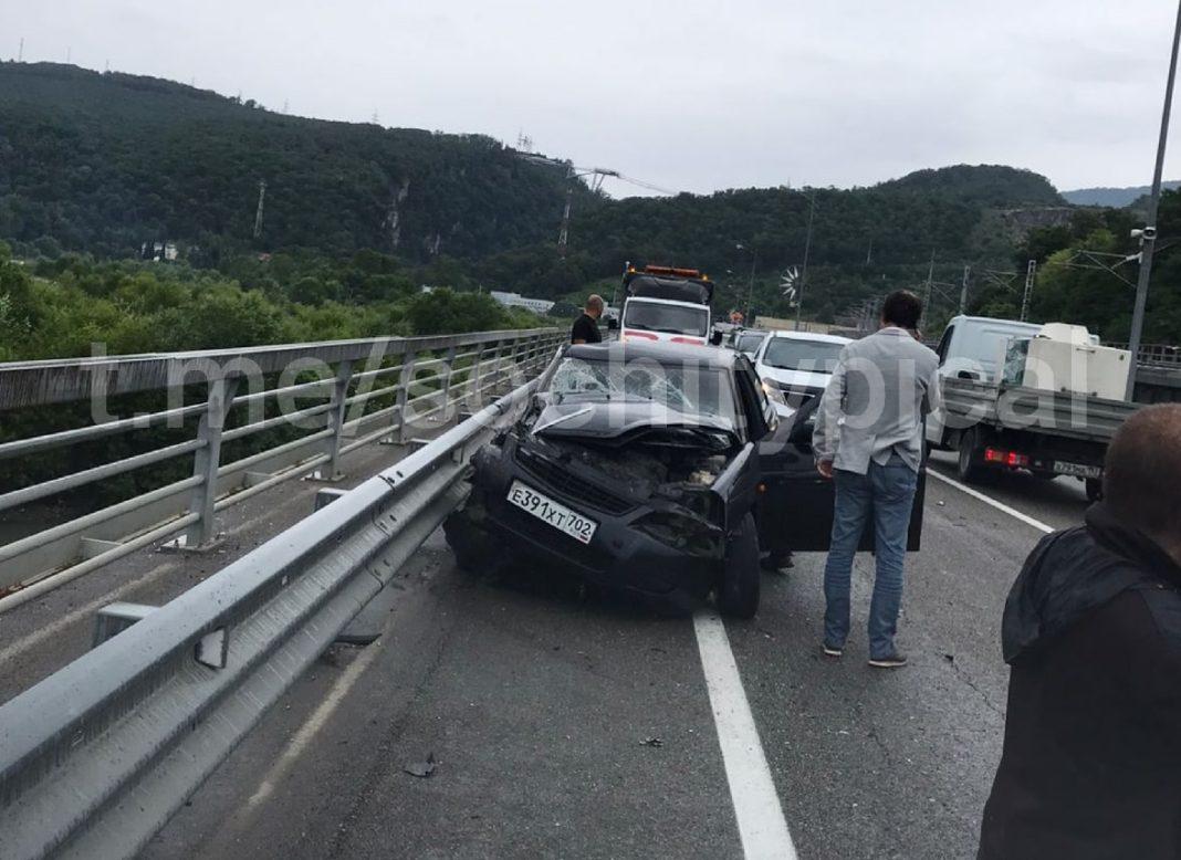 На трассе Адлер-Красная Поляна произошло серьёзное ДТП