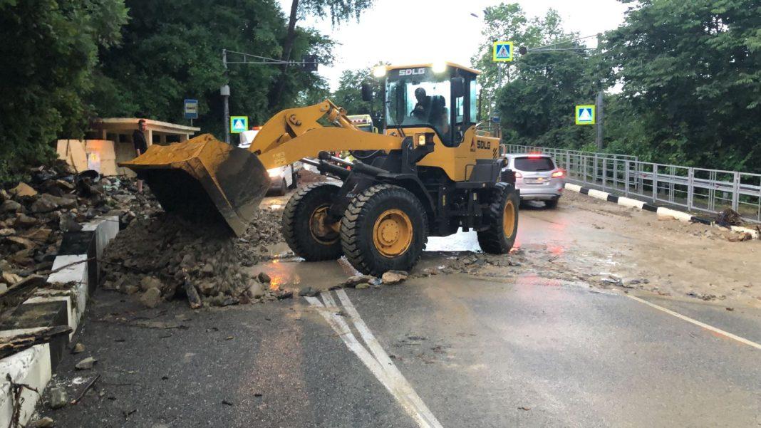 На трассе Джубга-Сочи ликвидировали грязевые сели и упавшие деревья после непогоды