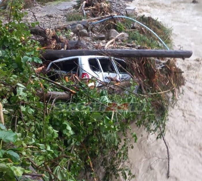 Страшные кадры: люди сняли на видео машины, унесенные потоком воды