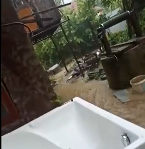 Залило по самые помидоры: в Туапсе сняли на видео потоп