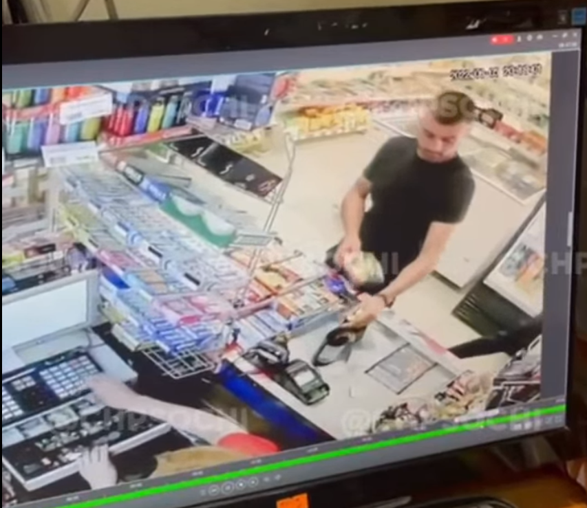 Нападение с отвёрткой в магазине Сочи попало на видео