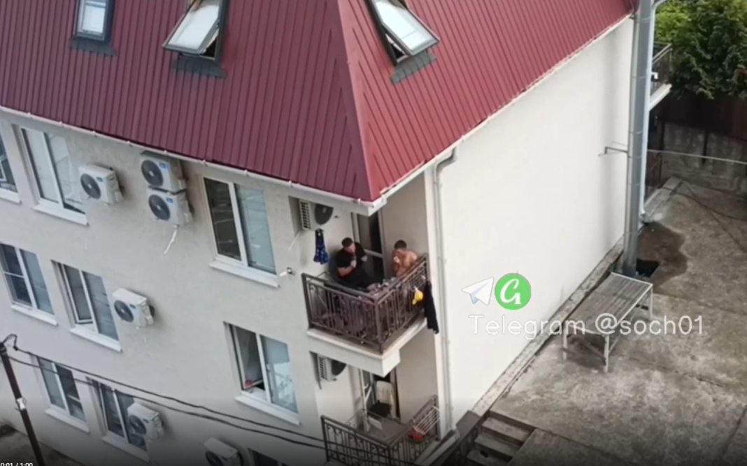Так и живём: туристы разбудили Сочи утренним караоке на балконе