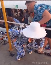 Теперь отползайте: на видео сняли, как высаживают пассажиров яхты в Сириусе