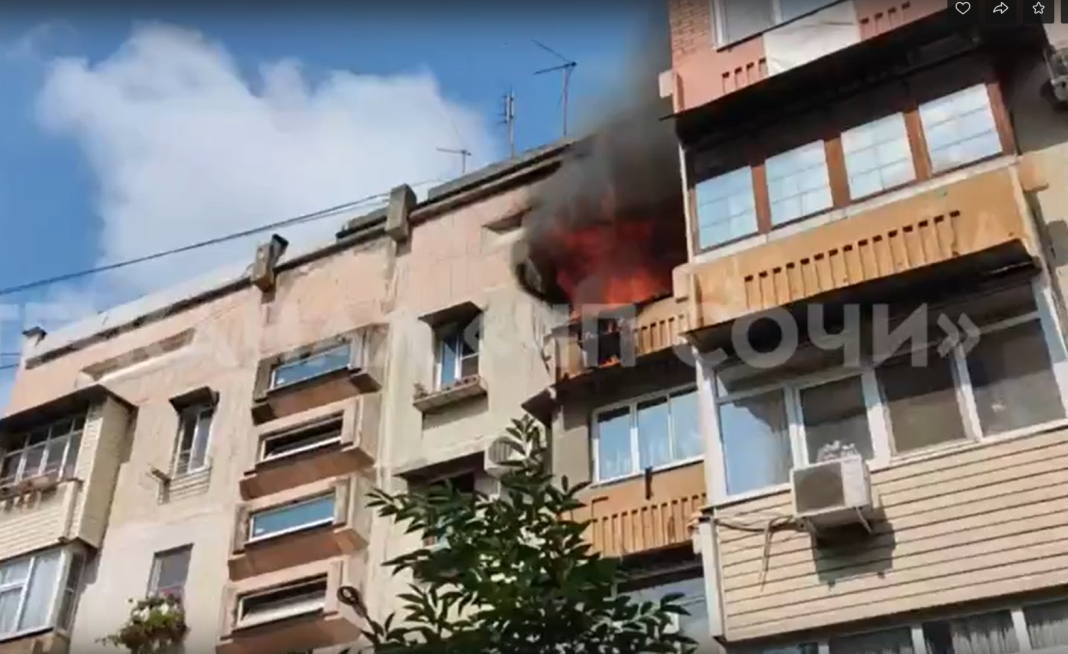 В Сочи сгорела квартира: пожарные с трудом добрались к месту ЧП (видео)