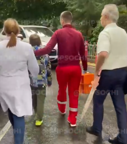 В Сочи доставщик на скутере сбил детей и скрылся