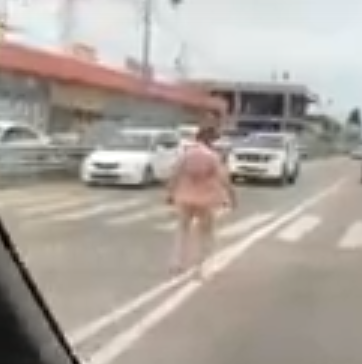 Очередной голый неадекват распугал прохожих в Сочи