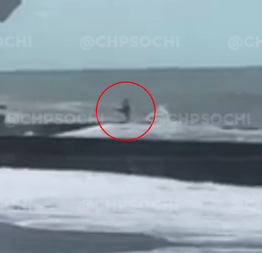 Всё, нет человека: в Сочи сняли на видео как волна смыла туриста