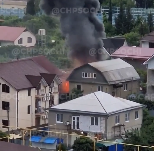 На территории частного дома в Сочи сгорел автомобиль