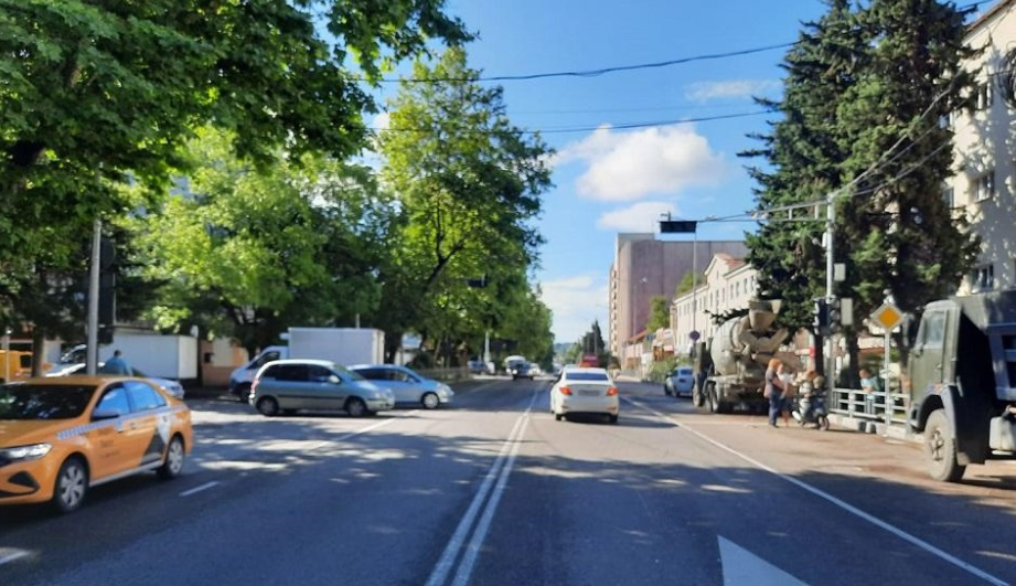 В Сочи скутерист сбил женщину, перебегавшую дорогу: оба пострадали