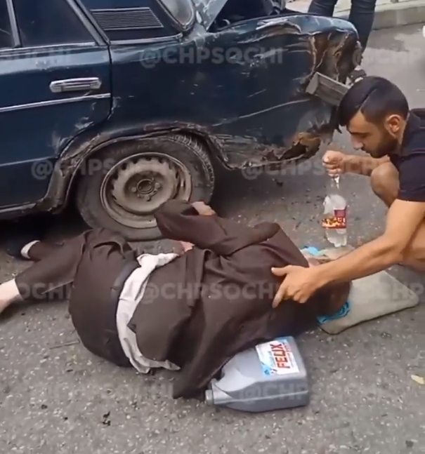 В Сочи пожилому водителю потребовалась помощь после серьезного ДТП