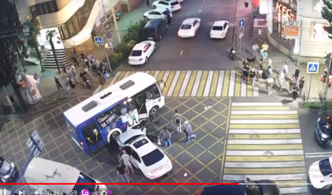 Момент аварии автобуса и BMW попал на видео в Сочи