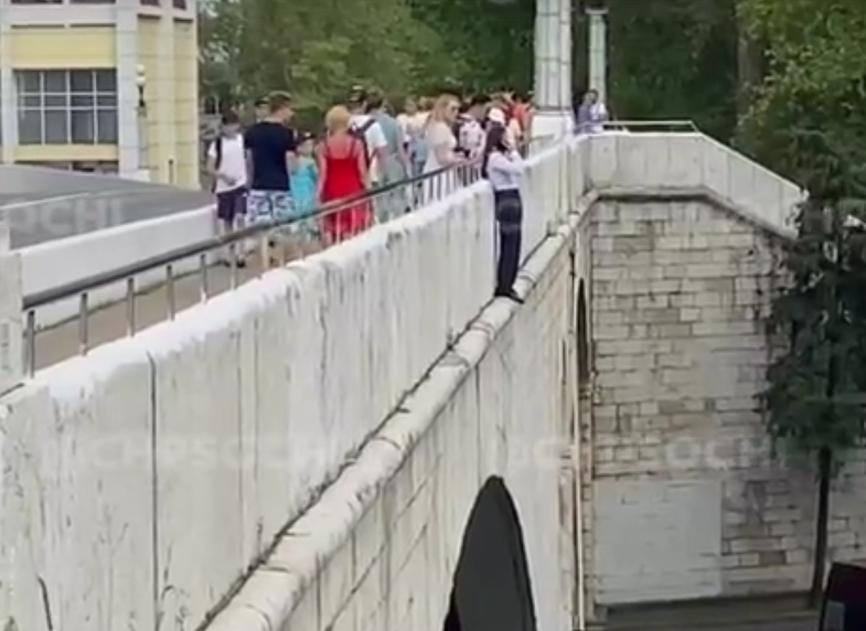 В Сочи девушка устроила опасные трюки на Ривьерском мосту