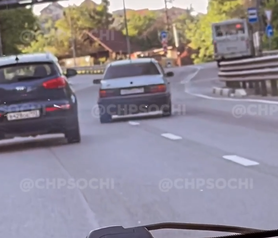 Становится страшно от таких водителей: в Сочи из-за руля достали мужчину в неадеквате