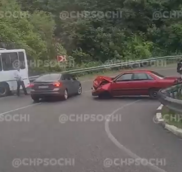На трассе Джубга-Сочи столкнулись автобус и иномарка