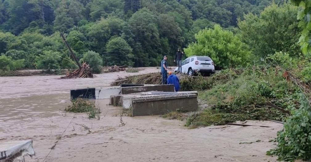 Семьи, которых смыло в море в Сочи на машинах, остановились на ночлег у реки