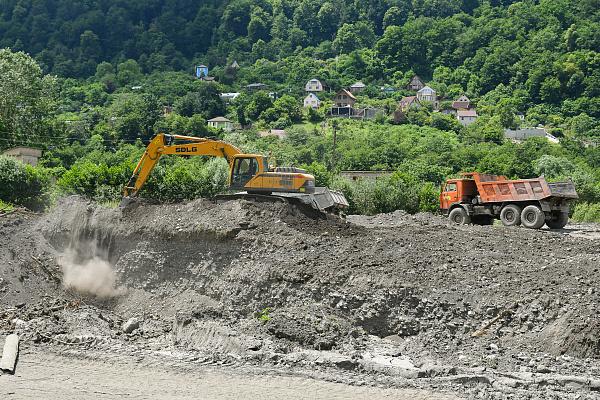 В Сочи идёт расчистка русла реки Мзымта
