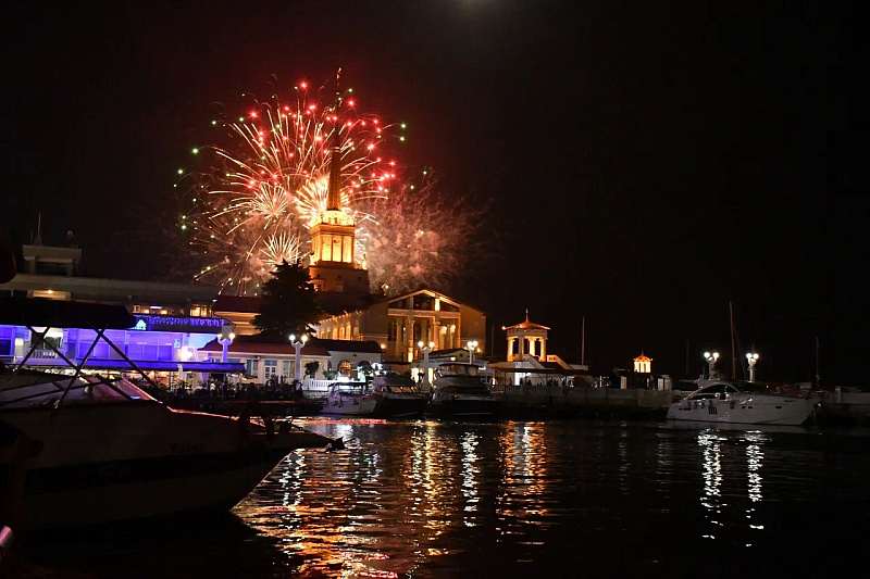 Александр Маршал и праздничный фейерверк: как Сочи отметил День России