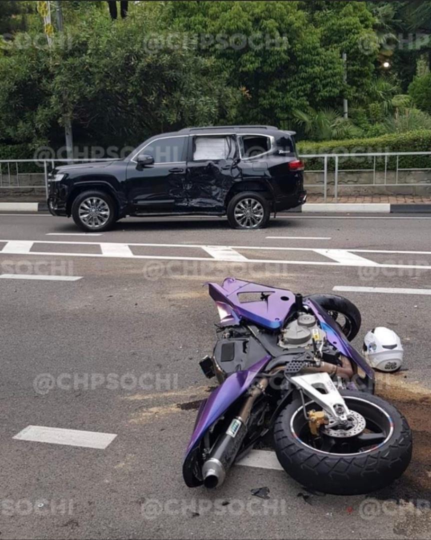Поворот не туда: в Сочи «Тойота» насмерть сбила мотоциклиста