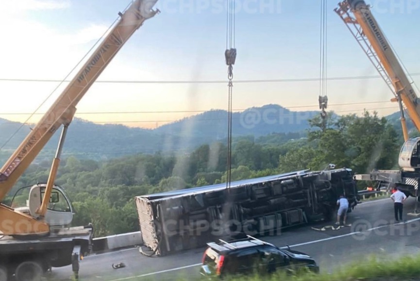 На трассе в Сочи перевернулась фура