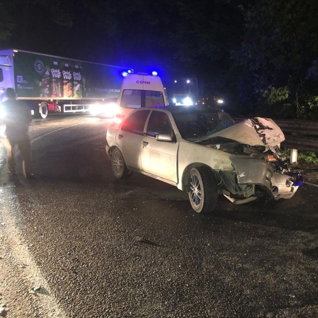 В Сочи «Ниссан» влетел в грузовик