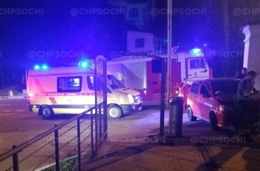 В Сочи легковушка влетела в бетонное ограждение, уходя от столкновения с таксистом