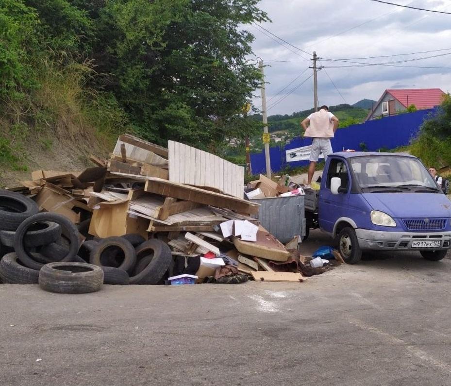 В Сочи пристыдили людей, выбросивших мусор на мусорку. А куда?