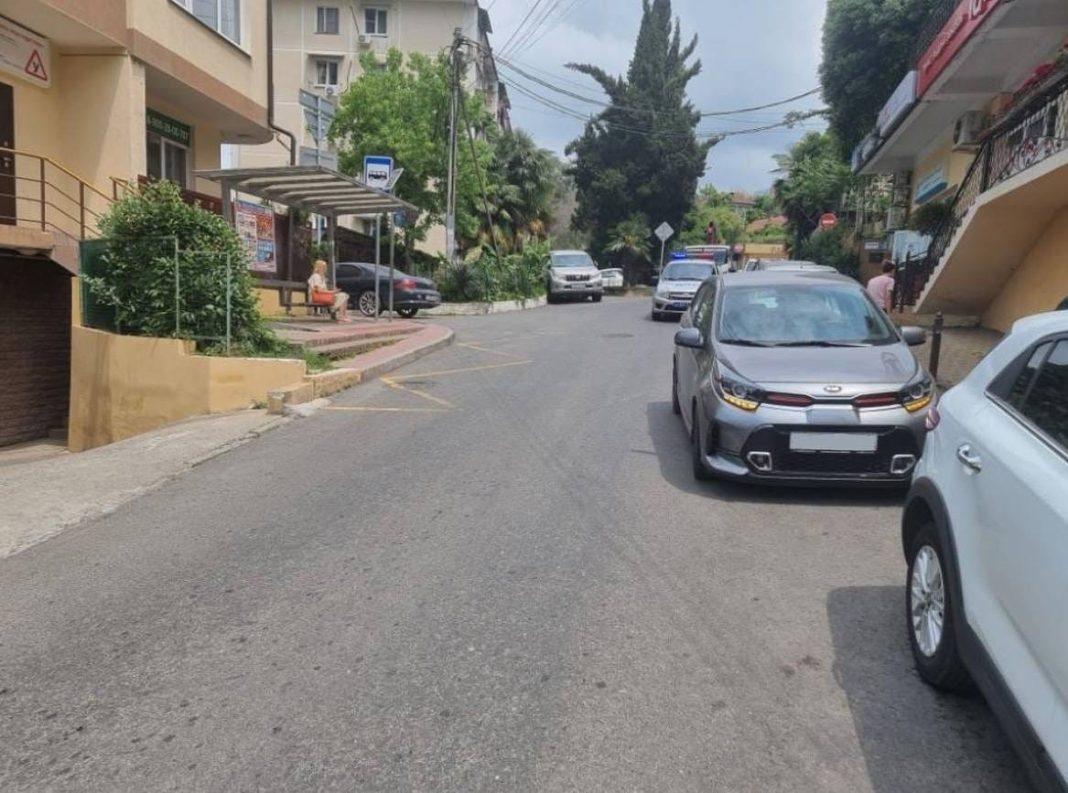 В Сочи школьник обходил автобус и попал под машину