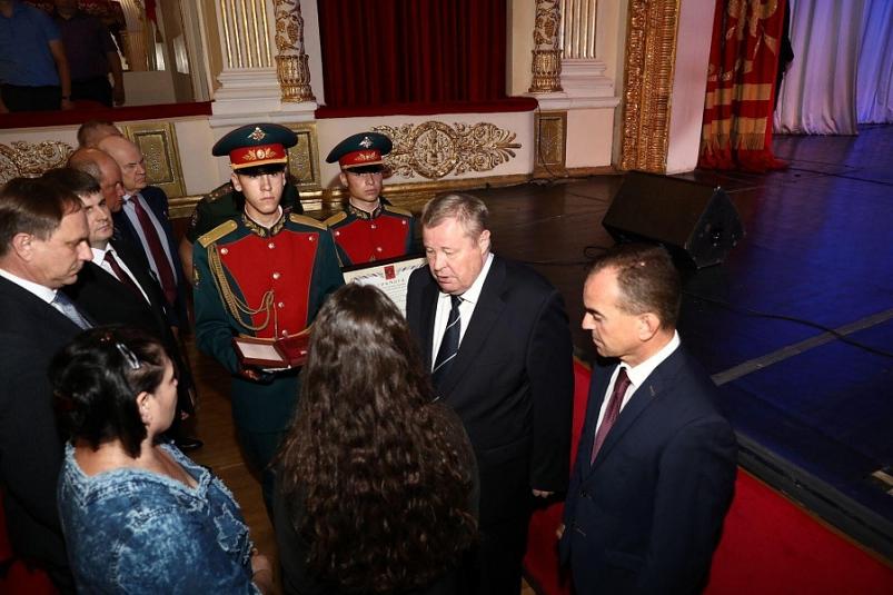 Родным погибших на Украине кубанцев вручили медали