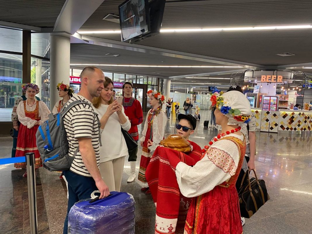 В аэропорту Сочи туристов встретили с караваем и кубанскими песнями