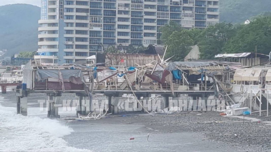 Смерч в Сочи разгромил кафе на пирсе (Видео)