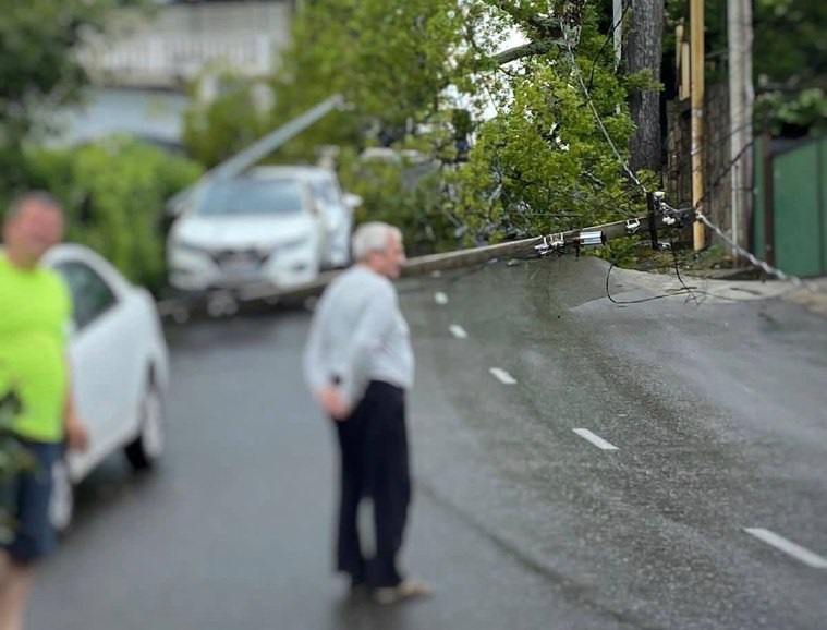 В Сочи рухнувший столб парализовал движение