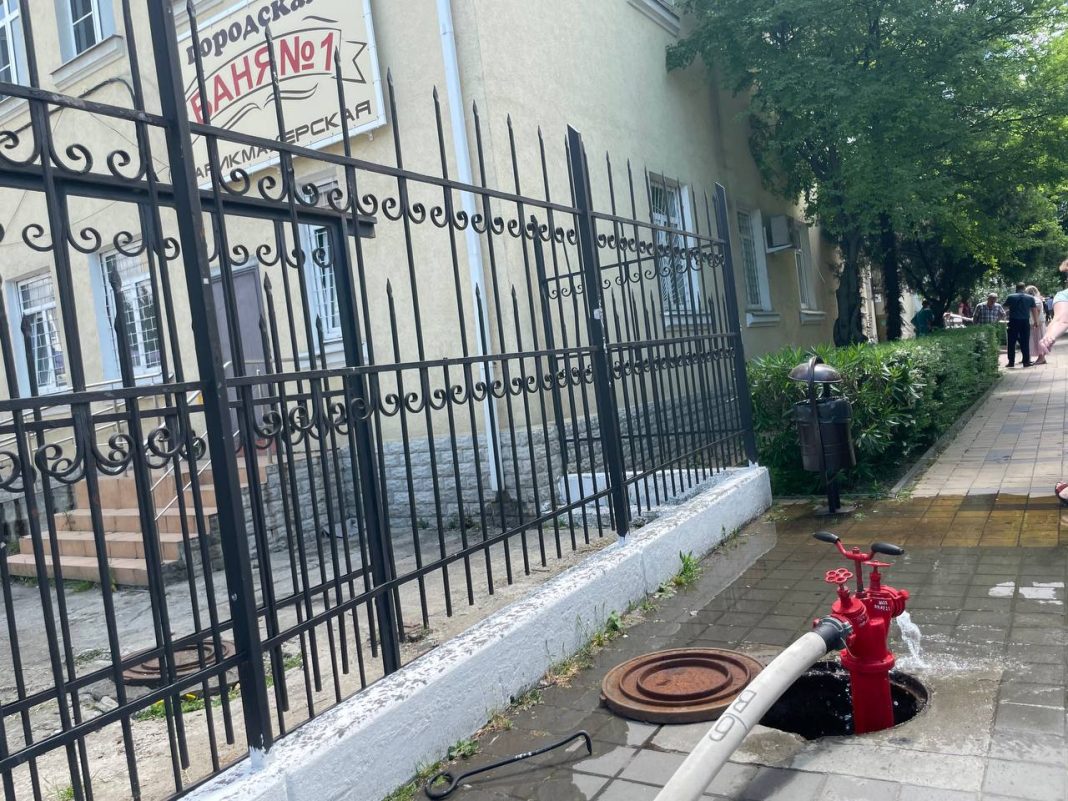 В центре Сочи загорелась баня