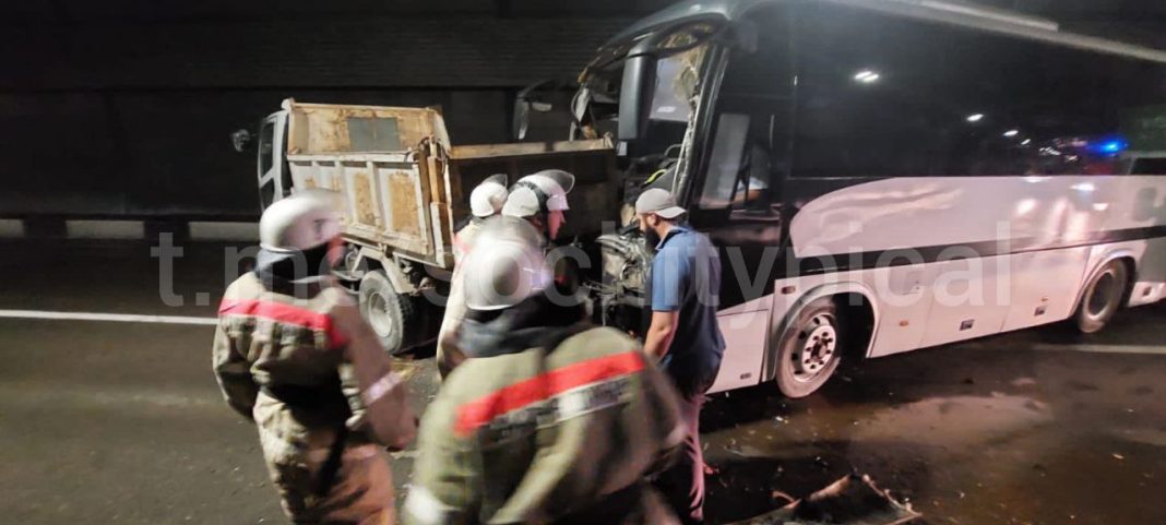 В горах Сочи самосвал, а затем ГАЗель влетели в автобус с туристами