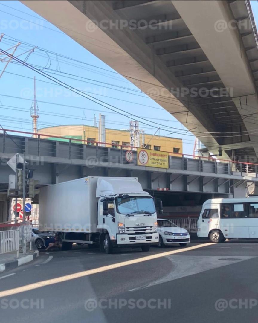 В Сочи под пролётом моста застряла фура