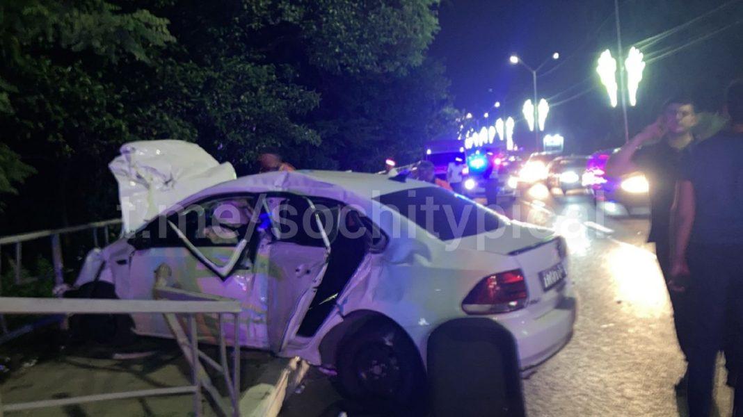 В Сочи автоледи влетела в забор и травмировала 9-летнего пассажира