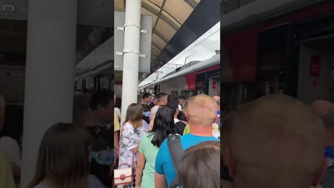 Пошла жара: очереди на посадку в электричку сняли на видео в Сочи