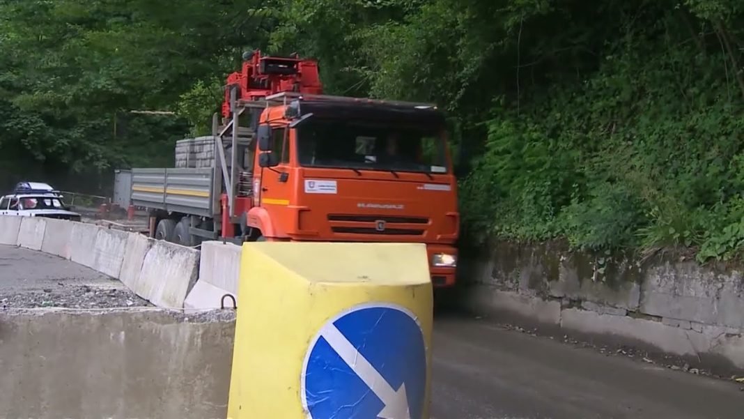 В Сочи восстанавливают разрушенное оползнем шоссе