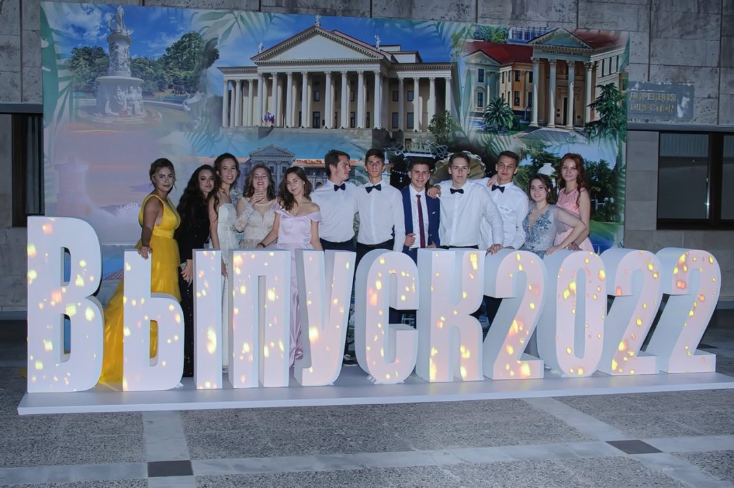 Прощай, школа! В Сочи возобновилась традиция «Алых Парусов»