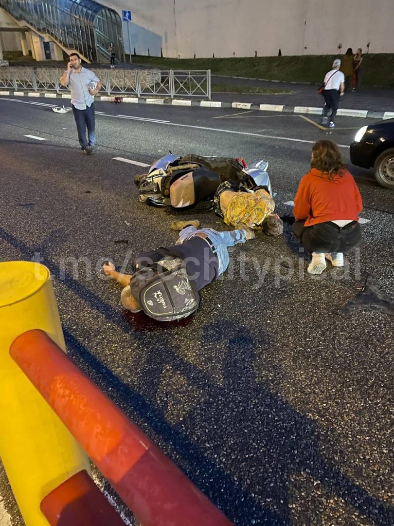 В Сочи мопедист влетел в ограждение: есть пострадавшие