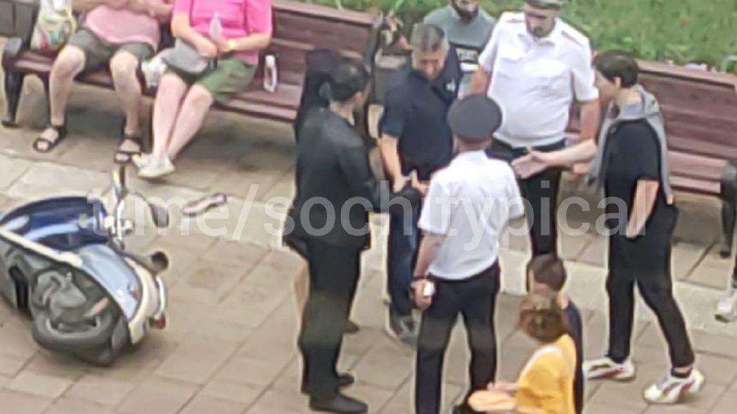В Центральном районе Сочи водитель мопеда сбил пешехода