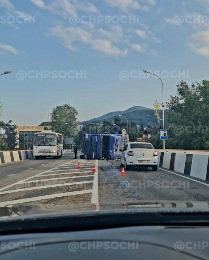 На трассе в Сочи перевернулась фура