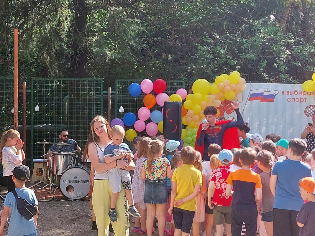 Сочинским детям вручили подарки от Константина Затулина