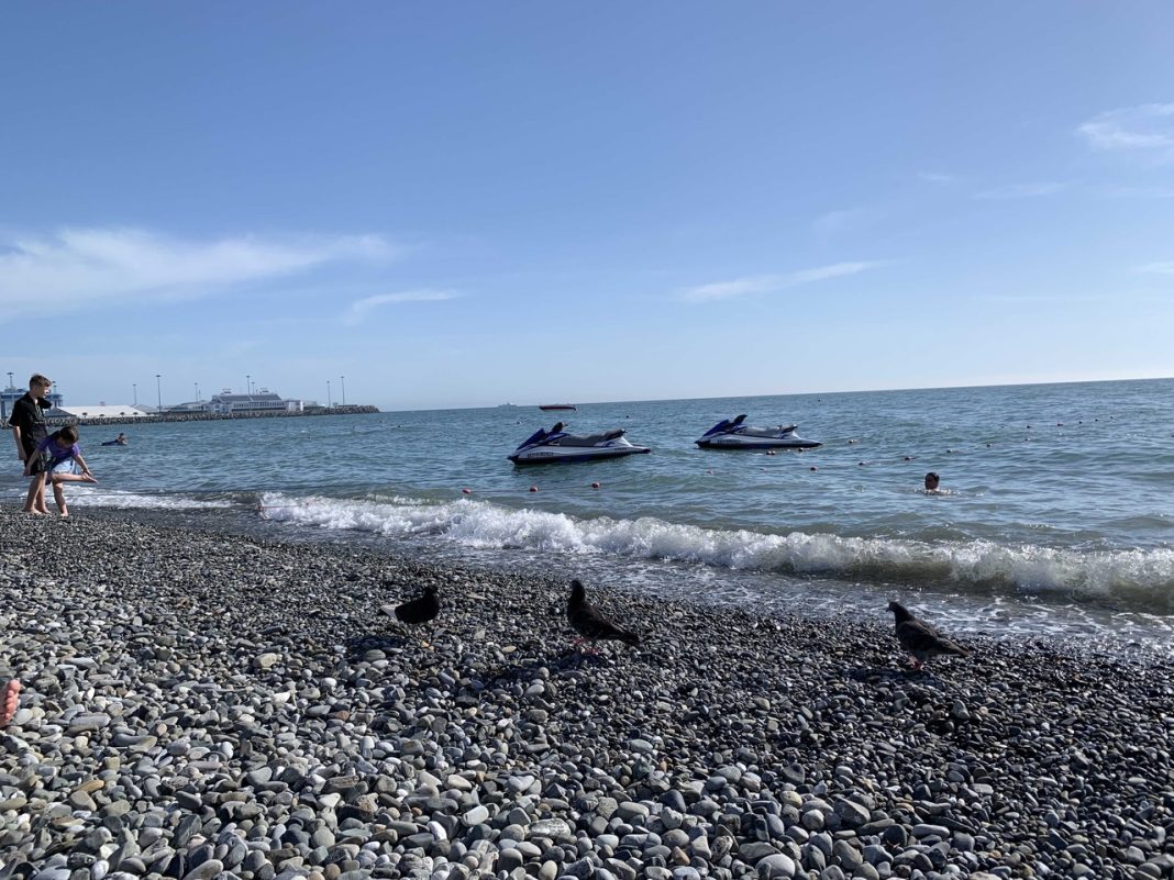 Будьте бдительны: у жителя Сочи украли барсетку на пляже