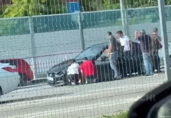 У аэропорта Сочи 2 авто врезались лоб в лоб