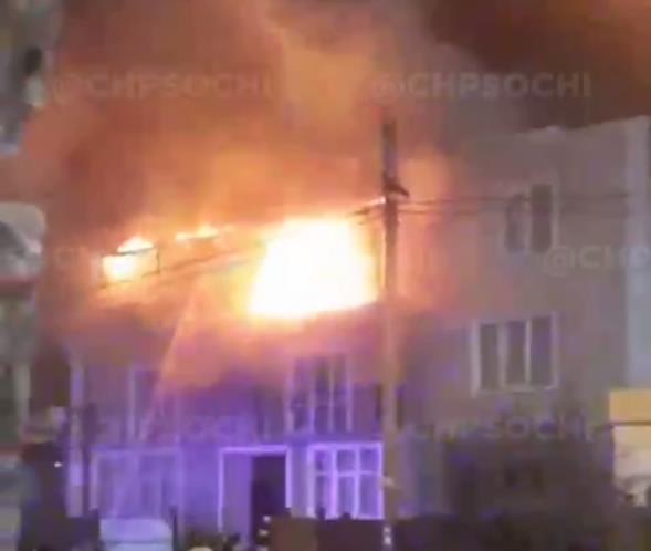 В Сочи загорелся трехэтажный дом (Видео)