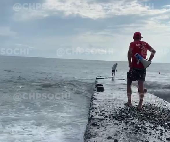 Шторм не шутки: в Сочи женщину смыло с буны в море (Видео)