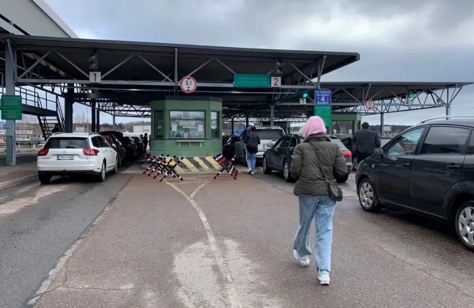 Россия отменила запрет на пересечение границы по суше